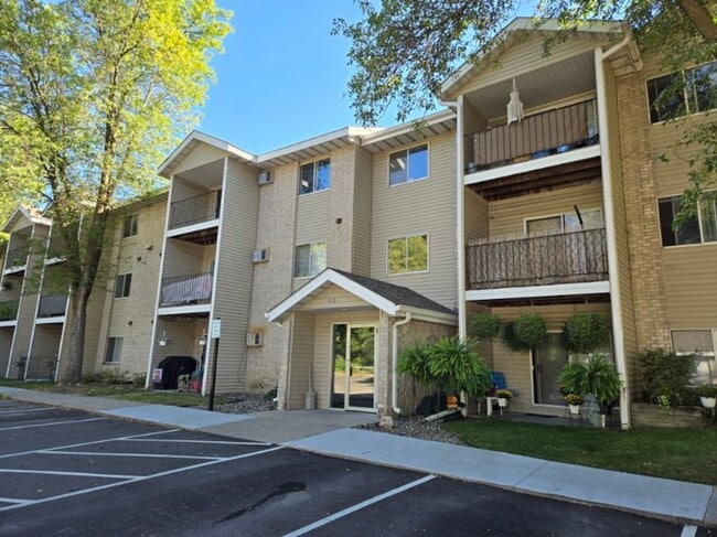 Building Photo - Family Friendly Unit 915-201
