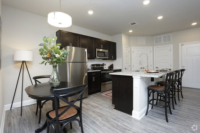 Photo - Silver Oaks Apartments
