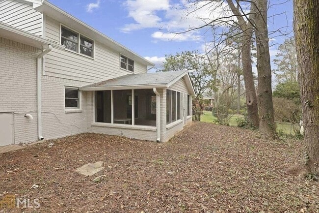 Photo - 1795 Queens Way