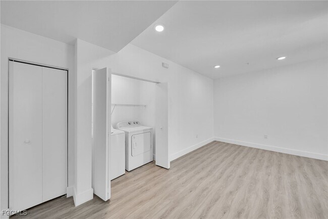 Photo - 275 SW 4th St Unidad 110