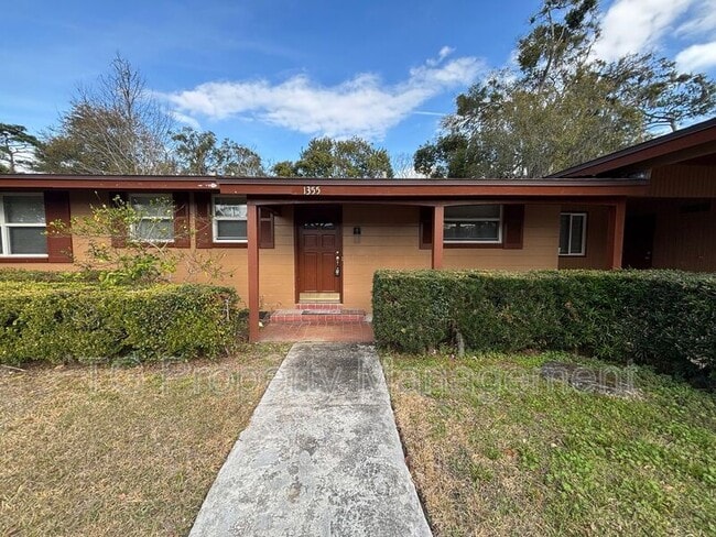 Photo - 1355 Lamanto Ave E