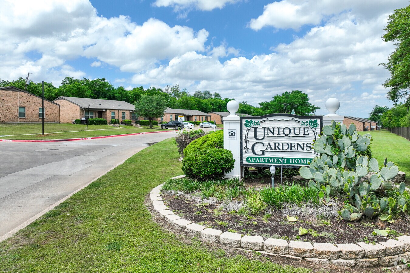 Entrance - Summit at Unique Gardens Apartments