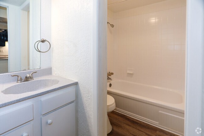 Studio, 1BA - 561SF
