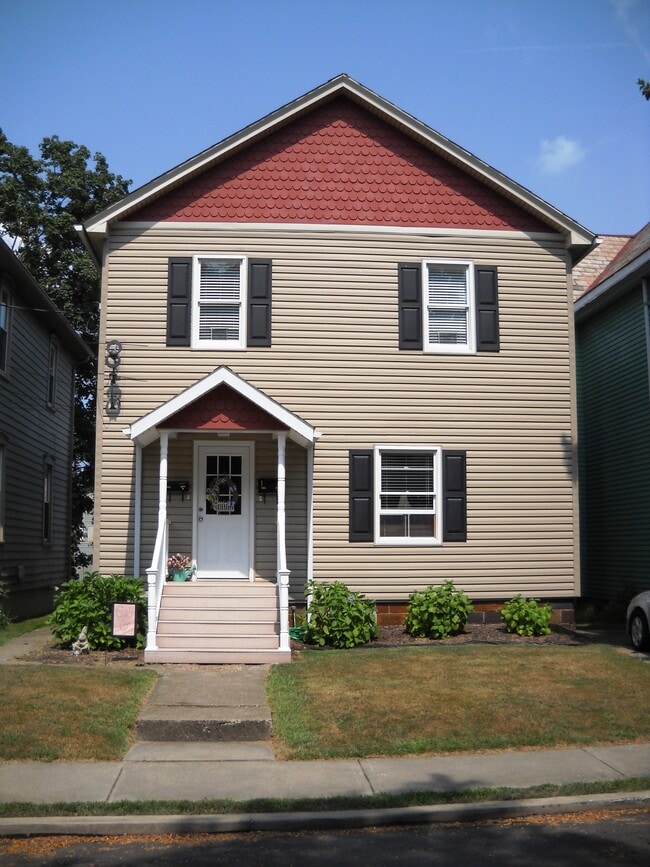 Building Photo - 361 E Spring St Unit 2