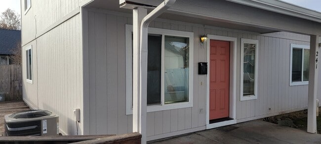 Photo - 241 NE School St