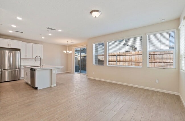 Photo - 1109 Royalty Way W