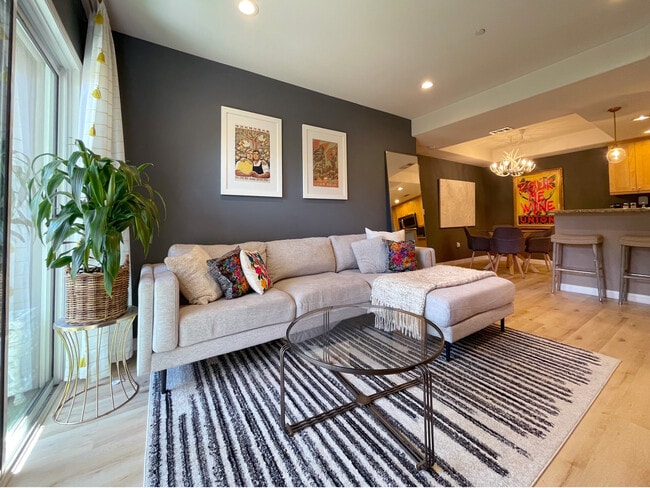 Building Photo - 3636 Jasmine Ave Unit 202