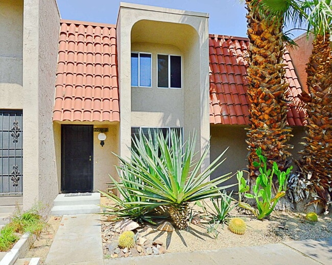 Building Photo - "Chic 3-Bed Condo Oasis in Prime Palm Spri... Unit D