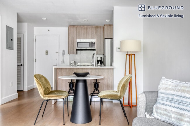 Photo - 311 W 50th St Unidad FL2-ID810