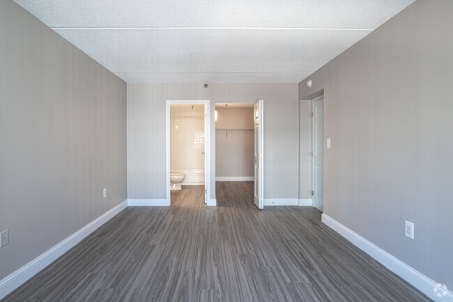 2BR, 2BA, - 1033SF