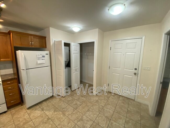 Photo - 598-598 Sutherland Ave