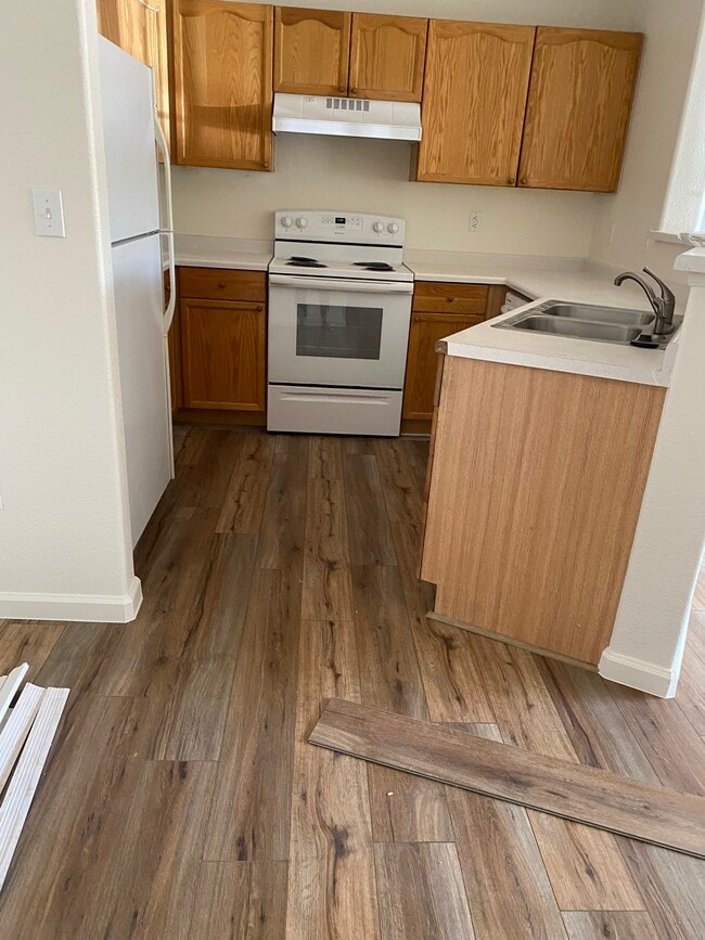 Kitchen - 7498 S Alkire St Unit 203