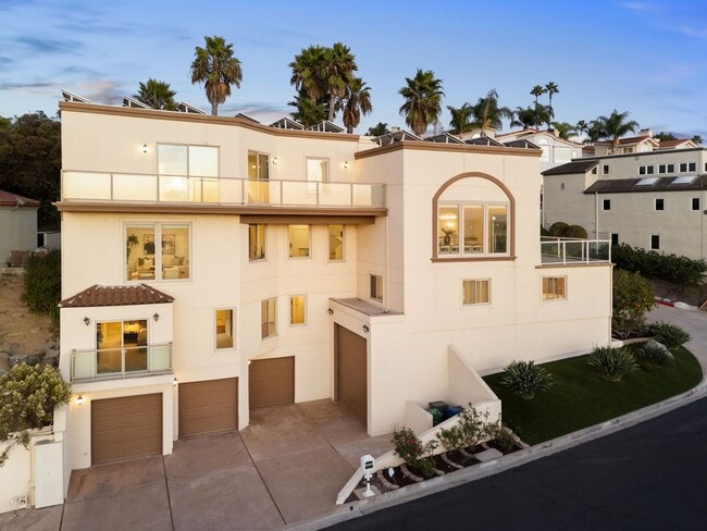 Custom Del Cerro Home with Views - Custom Del Cerro Home with Views