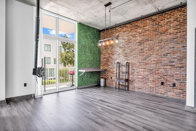 Building Photo - 2100 Van Buren St Unit 203