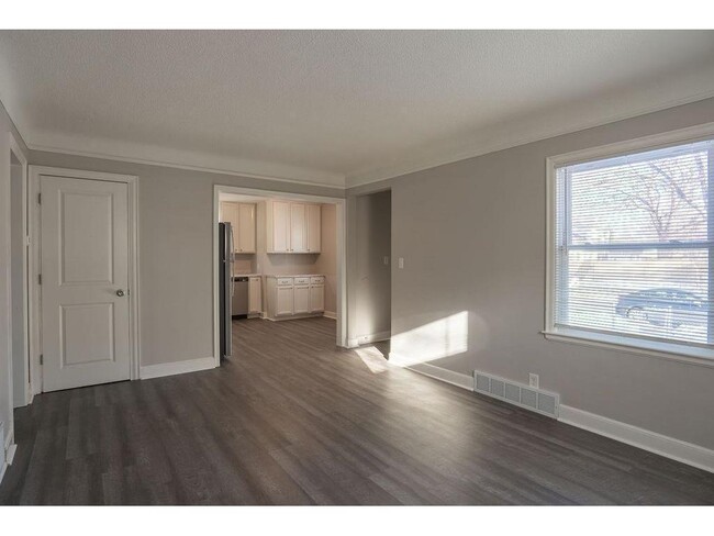 Photo - 5247 Dupont Ave N