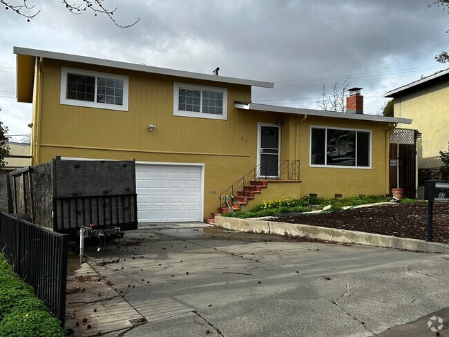 Building Photo - Awesome Commuter Location 3 Bedroom 2 Bath Rental