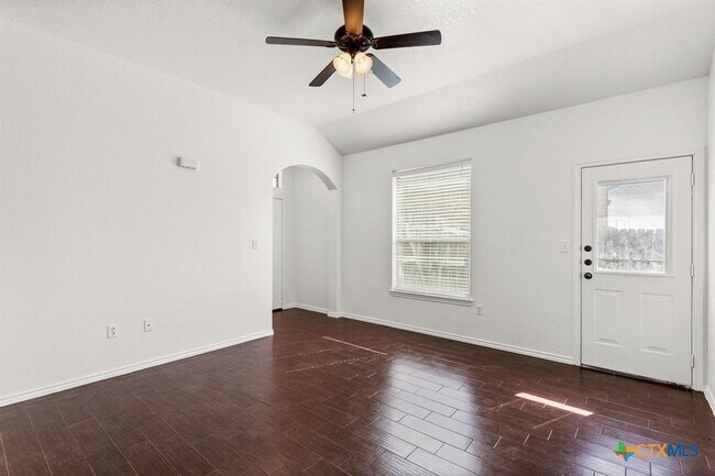 Photo - 586 Creekside Cir