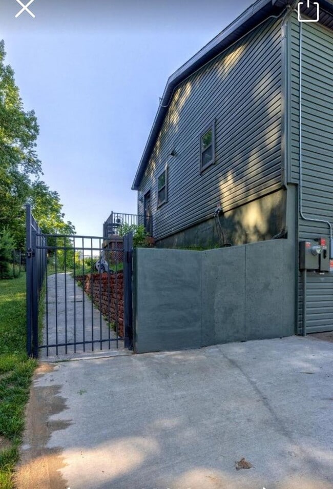 Photo - 497 W Center St