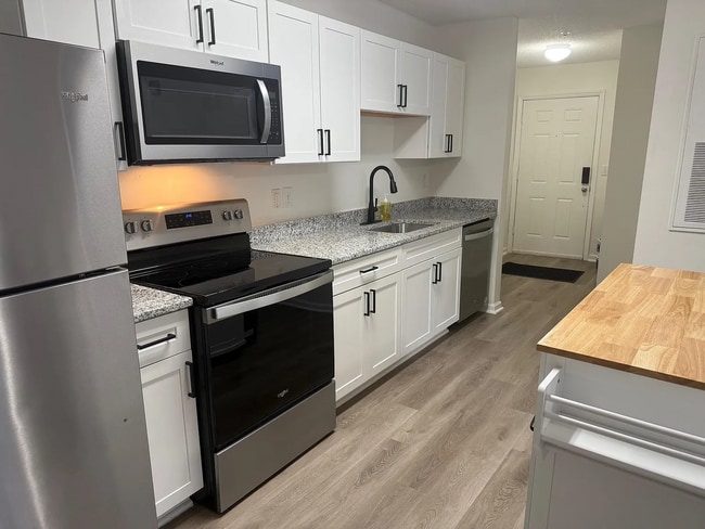 Photo - 3 Bed / 3 Bath Condo with Amenities on the 1ST Floor! Unidad 413