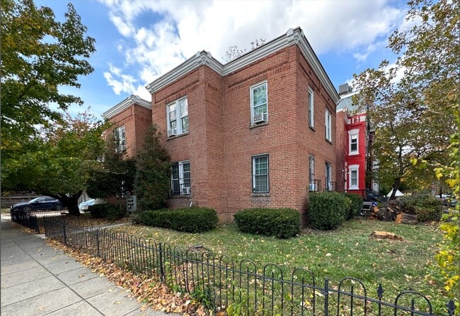Building Photo - Lovely 3 BR/1 BA Apartment in H Street Cor...