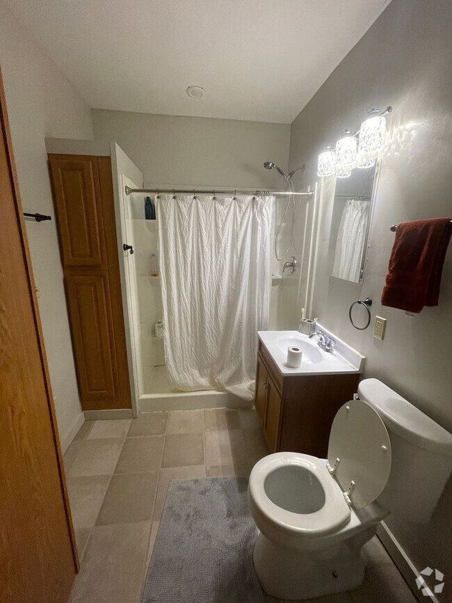 Building Photo - 1675 N Marshall St Unit 1675 N Marshall St 2nd Floor Rental