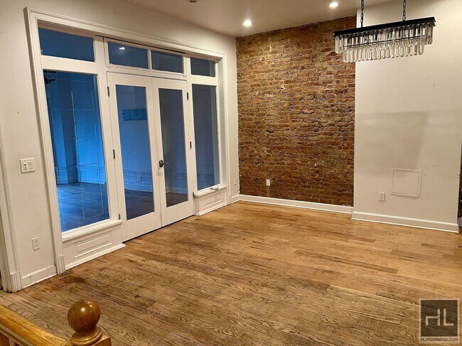 Photo - 4BR 3BA Historic Limestone Duplex In Crown... Apartamento Unidad A