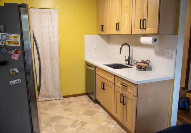 Building Photo - 6647 N Astor St Unit A