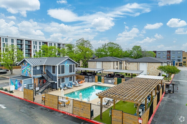 Building Photo - Summit at Hyde Park