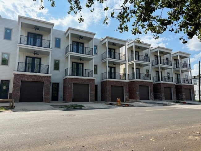 Building Photo - Luxury Townhome