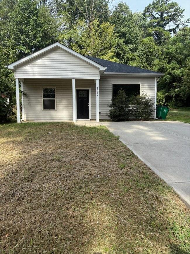 Building Photo - Spacious 3bedroom House