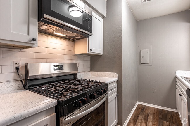 1BR, 1BA - 620SF