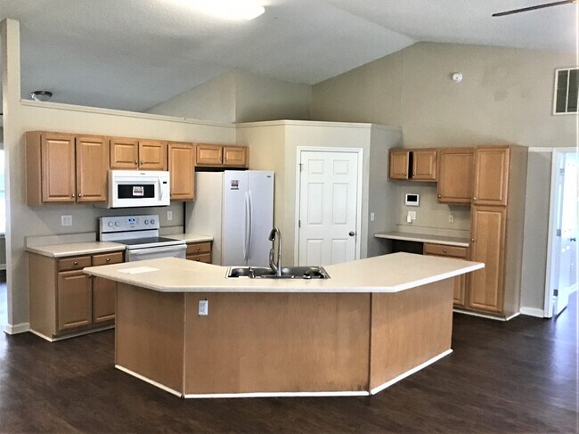 Photo - 100 Kingfisher Drive