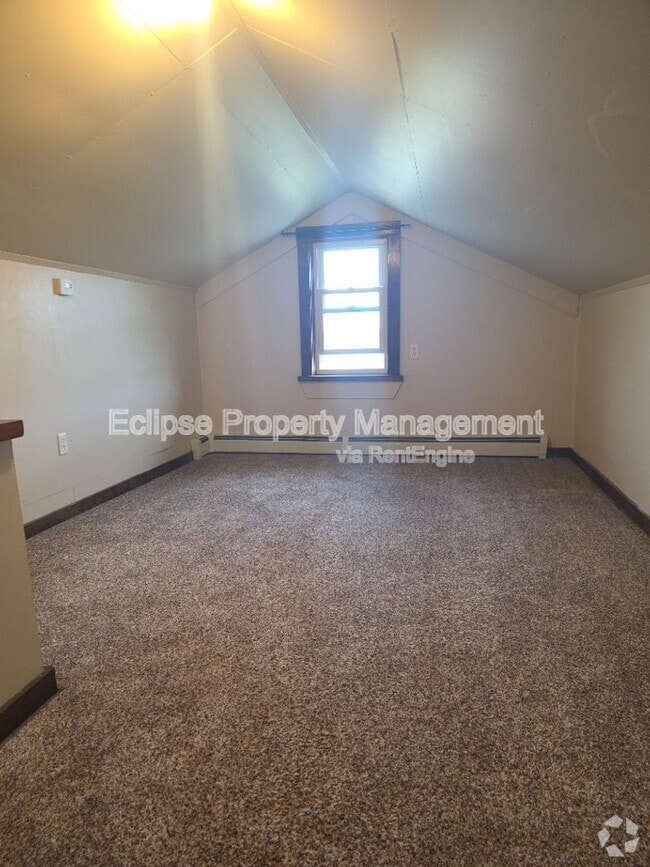 Building Photo - 990 Main St Rental