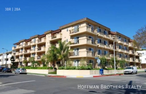 Building Photo - 11911 Mayfield Ave