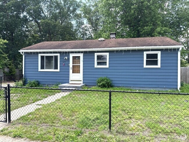 Building Photo - 3-Bedroom Home with Garage and Gated Yard ...