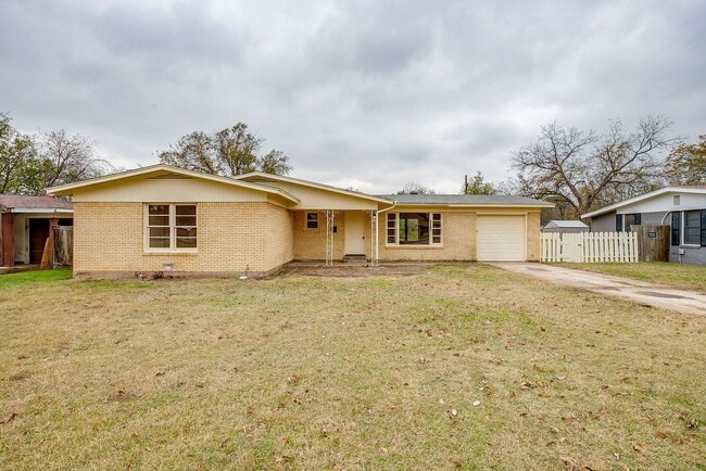 Building Photo - Ready for New Tenant- 3 Bedroom, 1.5 Bath in NRH- Birdville ISD- 76108