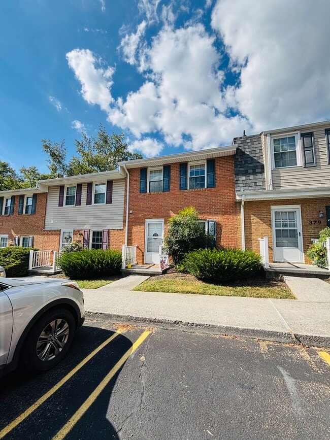 Building Photo - 2 Bedroom, 1.5 Bath Townhouse
