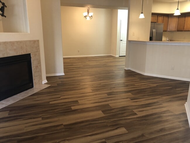 Photo - 1905 Montura View