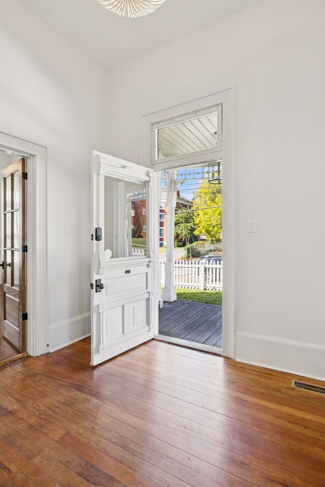 Photo - 911 S High St