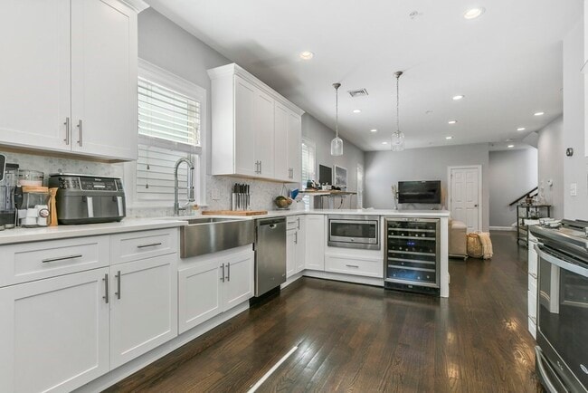 Building Photo - 349 Meridian St Unit 3