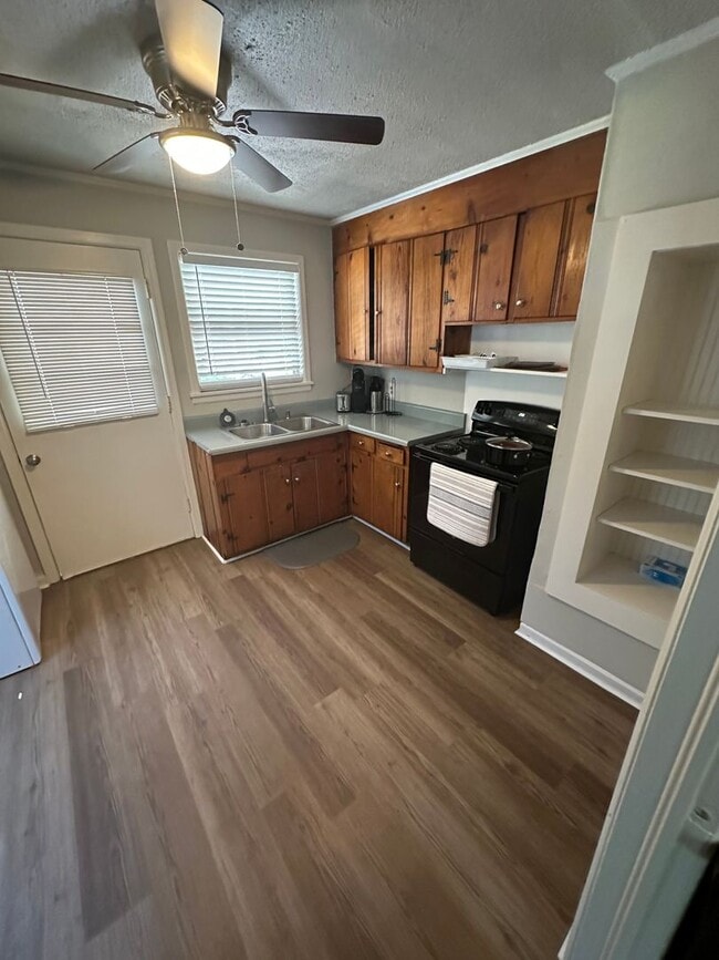 Building Photo - Duplex down town prattville