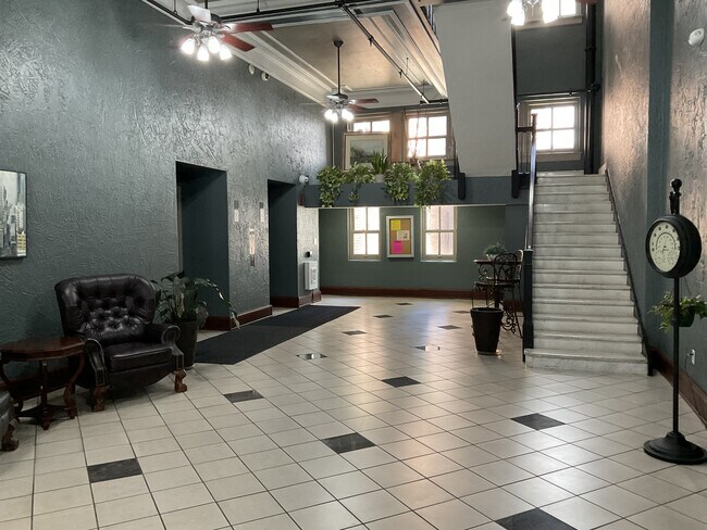 Photo - 112 W Washington Blvd