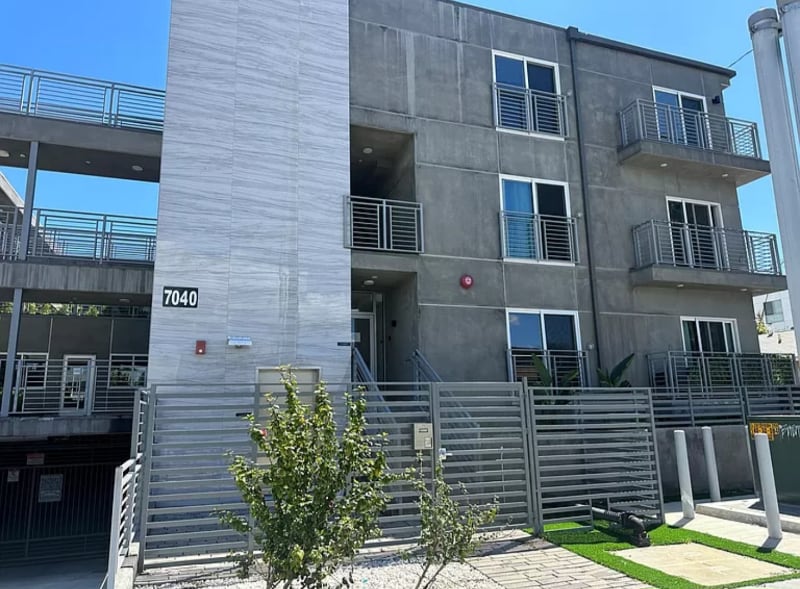 Photo - 7040 Woodman Ave Unidad 106