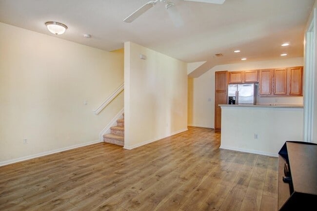 Photo - 1020 E Longport Cir