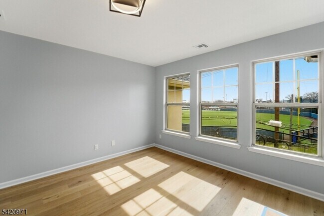 Photo - 704 Green Ln