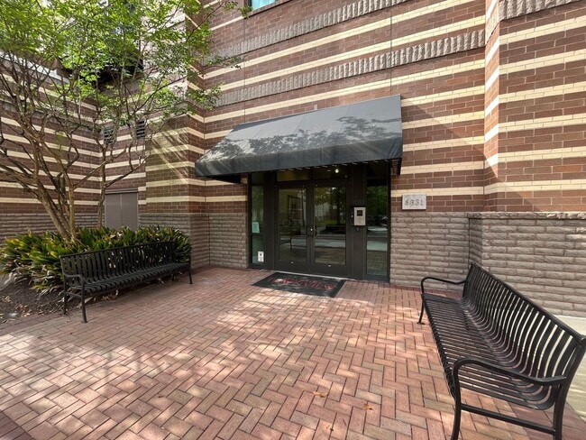 Photo - Modern condo in the center of shopping , restaurants and entertainment venues. Unidad M6831-323