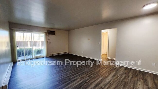 Building Photo - 441 N Broadway St Rental