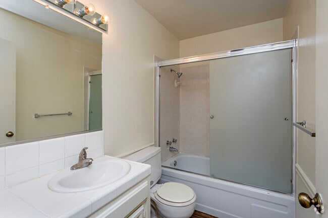 2BR, 1BA - 825SF - Bathroom