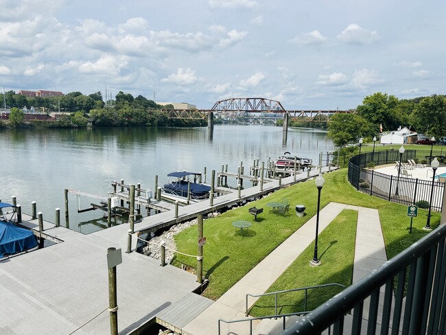 Across the river from downtown Knoxville - 3001 River Towne Way Condominio Unidad 106