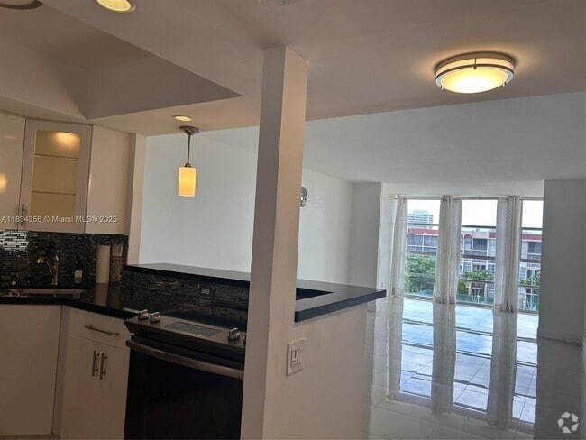 Building Photo - 2001 Atlantic Shores Blvd Unit 516 Rental